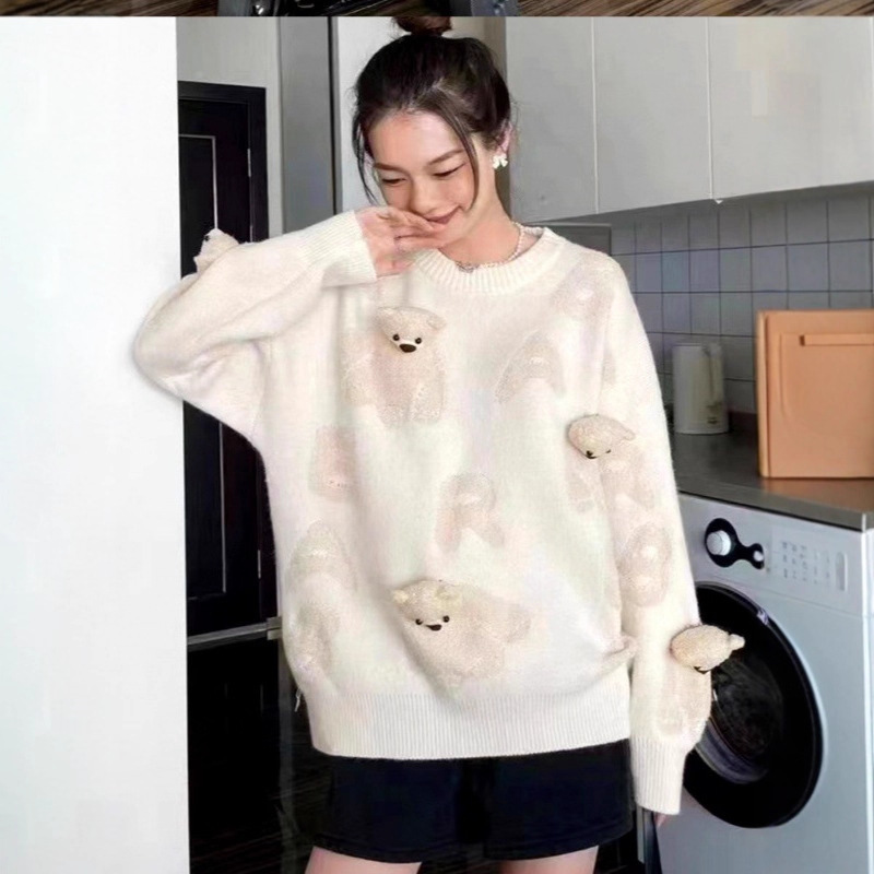 Soft knitted sweater with detachable bear motif