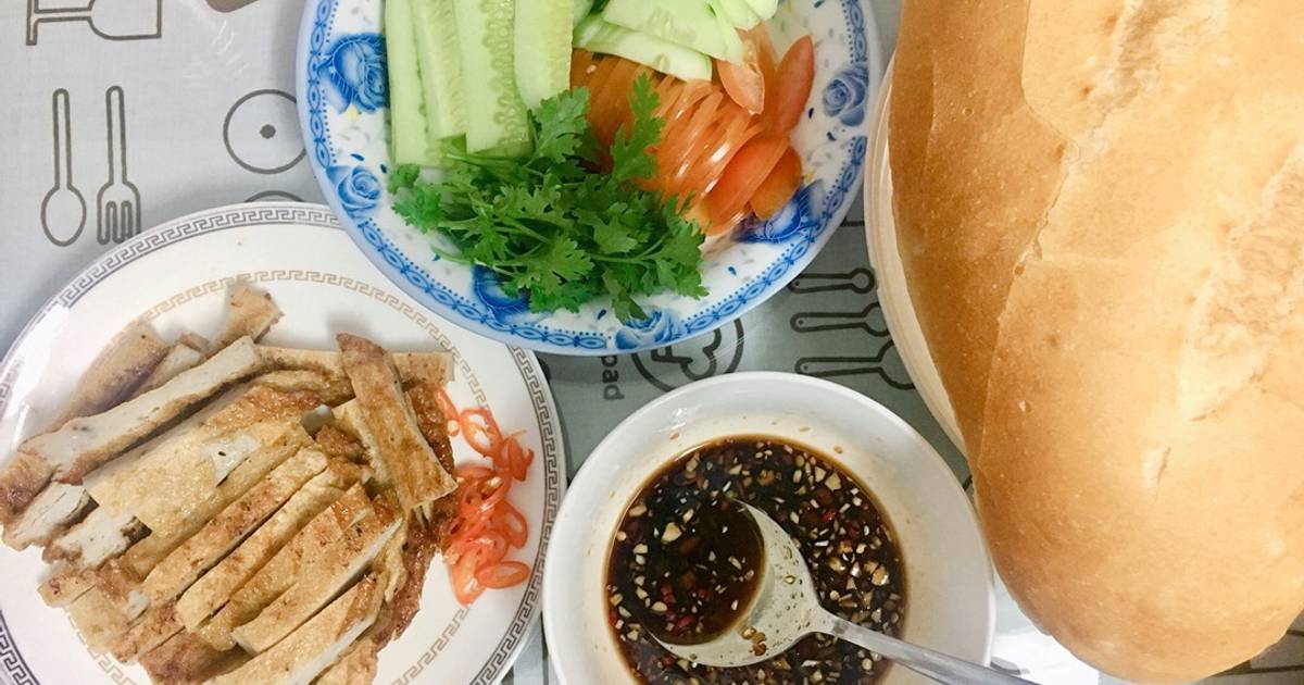 Bánh mì ăn kèm chả cá