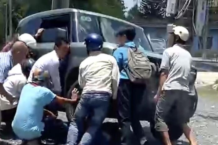 Người đi đường khiêng ô tô cứu nữ sinh lớp 8 mắc kẹt dưới gầm xe sau tai nạn ở Lâm Đồng - Báo Xây Dựng
