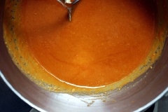 Để làm nước sốt: Cho bơ đậu phộng, nước tương, nước ấm, mè rang, gừng, tỏi, mật ong, ớt bột, giấm, dầu mè, tiêu và muối vào trộn đều, đun nóng khoảng 5 phút.
