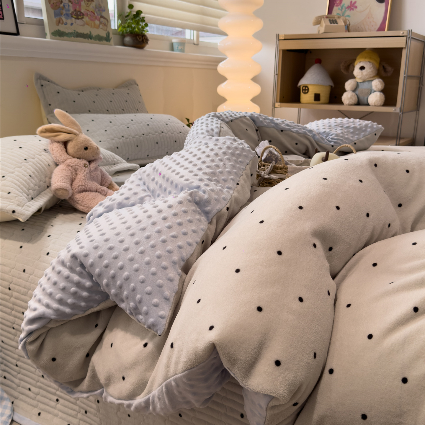 Quilted Milk Fiber Fleece Bedding Set with Polka Dot Pattern