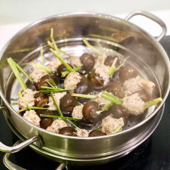 Cắt cọng sả bỏ vào ốc trước, xong nhồi vô ốc, đem hấp sơ, khi nào ăn dọn vô thố hâm nóng lại, xếp ở dưới lớp sả, chế xíu nước, nêm hạt nêm, đường, xếp ốc lên, rải lá lốt cắt nhuyễn sợi lên trên.