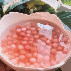 Trân châu pha lê thanh long đỏ với vẻ ngoài trong suốt như những viên pha lê màu hồng, ăn vào dai dai ngọt ngọt và thoang thoảng mùi vị của thanh long đỏ. Thạch khúc bạch mềm tan trong miệng với 2 màu trắng hồng xen kẻ rất xinh xắn. Mùi hương thanh long đỏ thuần khiết kết hợp với vị béo của kem tươi rất hài hoà. Thạch khúc bạch và trân châu pha lê thanh long đỏ kết hợp với nhau làm 2 loại topping uống trà sữa hoặc topping cho món trà thanh long đỏ kem cheese là tuyệt cú mèo, đảm bảo độc lạ có một không hai.