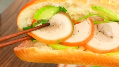 Thịt nguội ăn với cơm bún hay bánh mì đều ngon. Vào buổi sáng, chuẩn bị vài ổ bánh mì cùng chút rau dưa, xếp vài lát thịt nguội rồi rưới nước sốt xá xíu vào trong, bữa sáng chất lượng như vậy tưởng như chỉ mua được ở cửa hàng bánh mì nay bạn có thể tự làm tại nhà rồi đấy, thật thích đúng không nào.