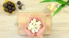 Rửa sạch 200gr mía lau, chẻ thành từng khúc nhỏ cho dễ ra nước. Gọt vỏ 300gr củ năng, rửa sạch, cắt hạt lựu rồi ngâm trong nước muối pha loãng để củ năng được trắng không bị thâm. Ngâm 20gr hạt chia trong một bình nước cho hạt chia nở nhiều.