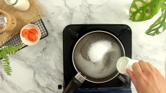 Bắc chảo nhỏ, cho vào 30gr đường và 100ml nước, nấu sôi đến khi đường tan. Kế đến cho vào 10gr bơ đun chảy, 30gr sữa đặc và 30ml kem béo, khuấy đều để hỗn hợp được hòa quyện với nhau.