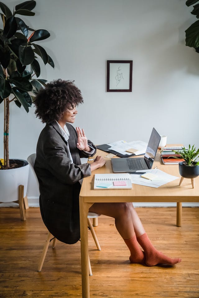 Hãy thường xuyên giao tiếp qua các cuộc họp video hoặc tin nhắn nhóm