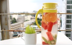 Rót 1 lít nước lọc vào bình. Đậy kín nắp, ngâm trong tủ lạnh từ 3-24 tiếng. Dùng nước, bỏ bã.