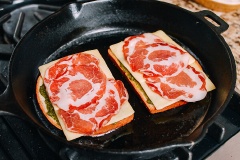 Rồi xếp 2 miếng phô mai lên mỗi mặt bánh mì. Sau đó là thịt ham hoặc thịt thịt nguội thay thịt muối như trong hình.