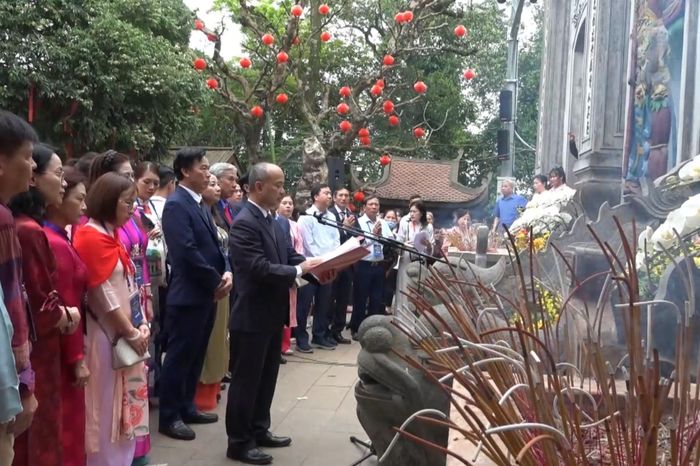 Kiều bào tiêu biểu về đất Tổ dâng hương tưởng niệm các Vua Hùng - Đài Phát thanh và truyền hình Hà Nội
