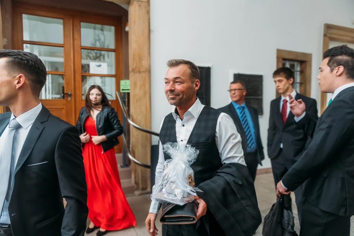 Reportage vor der Kirche