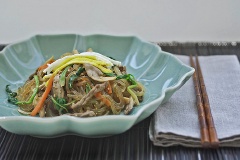 Sau khi miến nguội thì cho tất cả nguyên liệu đã được chế biến bên trên như rau củ và thịt bò xào, trộn đều tất cả và nêm nếm cho vừa ăn. Lấy miến trộn ra đĩa, dùng ngay.