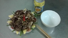 Bày món ăn ra đĩa và trang trí thêm nếu thích! Thịt chim cút mềm, thấm đậm gia vị ngon tuyệt!