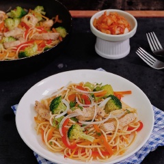 Mì gà rau củ là món dễ ăn với hương vị giòn ngọt của ớt chuông, bông cải cùng thịt gà dinh dưỡng kèm mì mềm dai ăn cực kì ngon luôn đấy. Hãy thử làm ngay nhé.