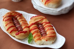 Chiếc bánh mì đáng yêu đã hoàn thành rồi! Buổi sáng mà có một chiếc bánh mì xúc xích thơm lừng thế này thì không lo đói meo nữa nhé!