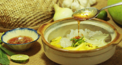 Cho sứa, xoài, hành tây thái sợi mỏng và 2 trái tắc thái khoanh vào tô. Bắt đầu rưới mắm và trộn nhẹ để các nguyên liệu áo một lớp sốt bóng mượt.