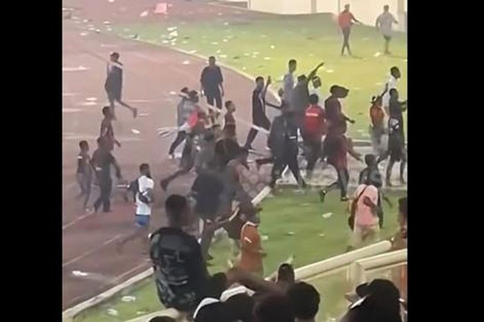 Đội bóng thua trận, cổ động viên tràn xuống sân đập phá màn hình VAR - Tạp chí Người Đưa Tin