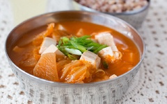 Múc canh kim chi nấu thịt nạc ra chén, ăn nóng cùng với cơm. Những ngày lạnh, ăn món này càng thấy ngon và đã miệng.