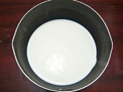 Cho gelatin vào 1 cái bát, thêm 1 chút nước và ngâm 5 phút cho gelatin nở mềm. Cho sữa tươi, kem tươi, đường cát vào nồi, khuấy đều và bật bếp nấu cho sữa gần sôi thì tắt bếp. Lưu ý không để sữa tươi sôi nhé! Tiếp đến bạn cho gelatin đã ngâm nở vào nồi sữa, khuấy đều để gelatin tan hết.