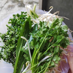 Rửa sạch rau củ quả với nước, thái nhỏ 1 phần rau mùi, mùi tàu, hành lá. Bổ múi cau cà chua, băm nhỏ hành khô để chuẩn bị xào gạch cua