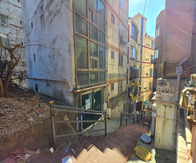 산장빌라 건물 외관과 계단식 진입로