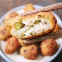 Bánh củ sen chiên giòn béo đơn giản mà ngon. Những viên bánh vàng cam, chấm ăn cùng tương ớt cay cay, tương cà chua chua cực hấp dẫn. Món bánh củ sen chiên giòn này rất thích hợp dùng làm món ăn khai vị trong các bữa tiệc nhé.