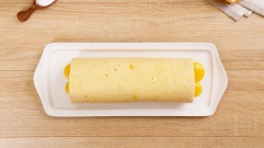 Đặt bánh lên đĩa, cho sốt lên trên mặt bánh, sau đó phủ kín bánh bằng chà bông gà cay, rồi trang trí bên trên vài viên phô mai.
