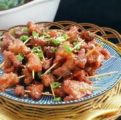 Thịt thăn xiên chiên là một món ăn chế biến tương đối đơn giản mà lại ngon miệng. Từng miếng thịt chín mềm thấm đẫm gia vị tẩm ướp nên khi ăn rất vừa miệng. Món ăn này có thể chế biến cho bữa cơm hàng ngày hay chế biến mỗi khi nhà có khách.