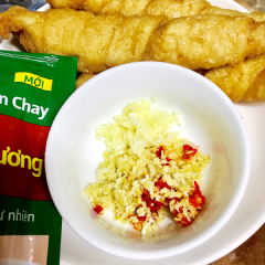 Mì căn mua về chiên vàng hoặc có thể mua chiên sẵn, cắt miếng vừa ăn. Sả, tỏi, ớt bằm nhuyễn.