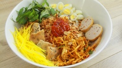 Cách làm bánh da trộn ngon chuẩn: Bẻ nhỏ miếng bánh đa nướng cho vào tô lớn. Cho tất cả phần topping đã chuẩn bị ở bước trên vào tô trộn. Đổ nước sốt me vào, trộn đều lên. Như thế là món bánh đa trộn ngon lành đã sẵn sàng phục vụ rồi đấy.