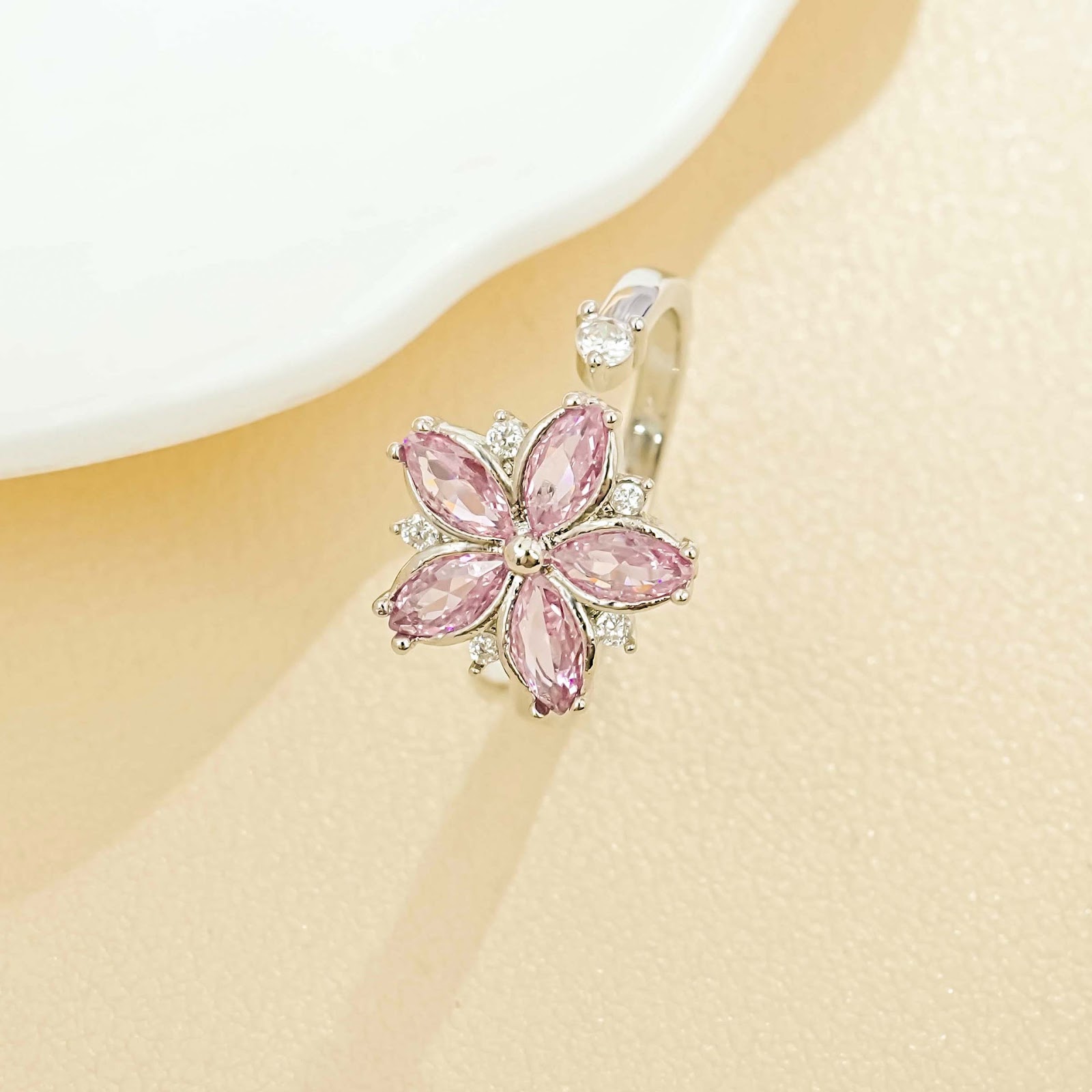 Copper spinning ring with floral motif