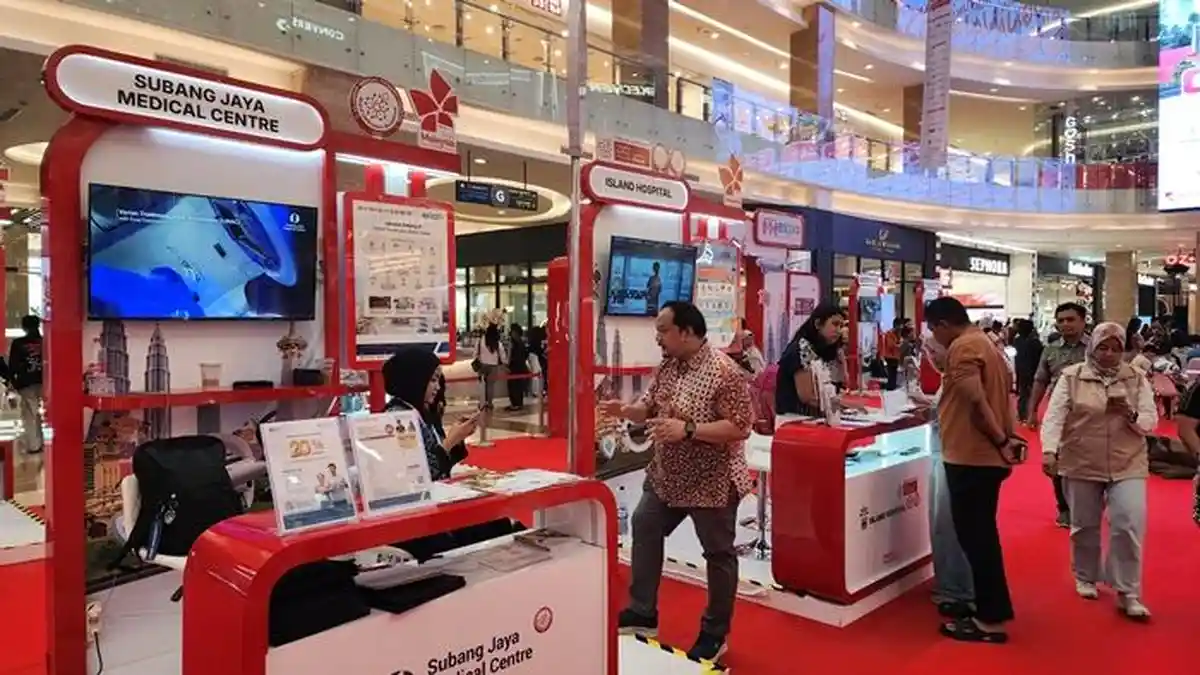 Suasana pameran Malaysia Healthcare Expo 2026 di Pakuwon Mall Yogyakarta yang mempromosikan layanan kesehatan bagi warga Indonesia.