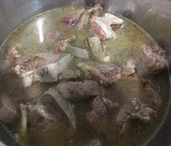Cho nước dừa vào nồi thịt lưỡi nấu sôi, vớt bọt. Nêm vào 5 muỗng canh nước tương, 1/2 muỗng cà phê tiêu xay, 2 trái ớt cắt đôi. Hầm tới khi thịt lưỡi chín mềm, nước cạn lại thì tắt bếp.