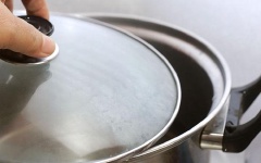 Đầu tiên, bạn sơ chế các nguyên liệu. Hành tây, cà chua đều băm nhỏ. Vặn nhiệt độ của lò nướng lên 180 độ C. Tiếp đó, bạn đổ nước vào nồi, đặt nồi lên bếp và đun sôi để luộc nui. Khi nước trong nồi đã sôi, bạn cho chút muối vào nồi, tiếp đó cho nui vào luộc. Thời gian luộc từ 6 đến 9 phút, tùy vào loại nui bạn mua mà thời gian luộc có thể dài hoặc ngắn hơn.