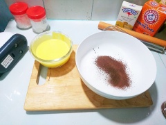 Lần lượt rây mịn bột bánh bông lan, bột ca cao, 200g đường, thêm 1 muỗng cà phê muối vào hỗn hợp bột, trộn đều, phần bột.