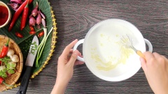 Làm vỏ bánh nậm: Trộn 250gr bột gạo, 20gr bột năng, 1 muỗng canh muối vào tô, sau đó cho 1lít nước và 1 muỗng canh dầu ăn vào khuấy đều. Để bột nghỉ khoảng 1 tiếng.