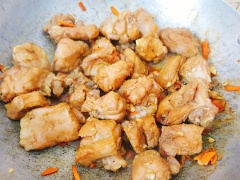 Cho thịt vào nồi, để lửa vừa cho thịt săn đều hai mặt. Khi thịt đã săn lại thì cho nước vào xâm xấp thịt. Cho hết số nghệ còn lại vào thịt.