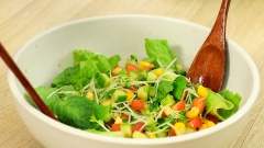 150gr xà lách romaine rửa sạch, cắt khúc ngắn. Cho xà lách ra tô, thêm dưa leo, cà chua cắt hạt lựu, 30gr hạt bắp Mỹ luộc chín và 40gr rau mầm. Rưới nước sốt Yakiniku trộn salad lên trên rồi trộn đều.
