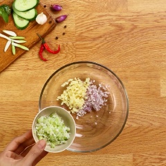 Làm sốt xá xíu ướp gà: Chuẩn bị một cái tô, sau đó cho 50gr hành tím băm, 50gr tỏi băm, 50gr đầu hành băm, cho tiếp 50gr dầu ăn, 2 muỗng cà phê dầu mè, 100gr sốt xá xíu, 4 muỗng cà phê mật ong, 2 muỗng cà phê hạt nêm, 4 muỗng cà phê nước tương, khuấy đều rồi đem đi xay nhuyễn hỗn hợp.