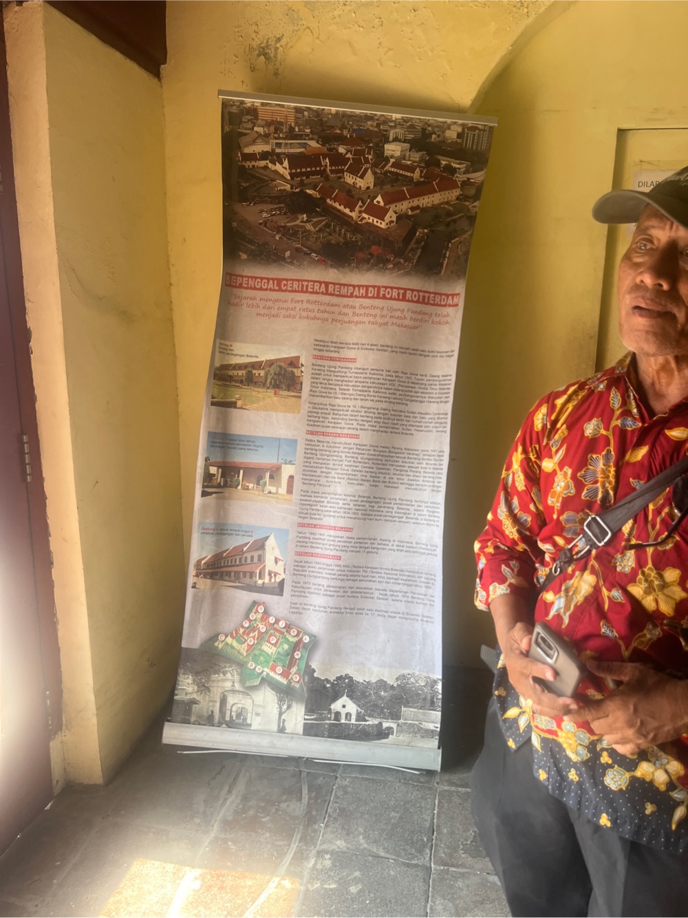 Guide at Fort Rotterdam