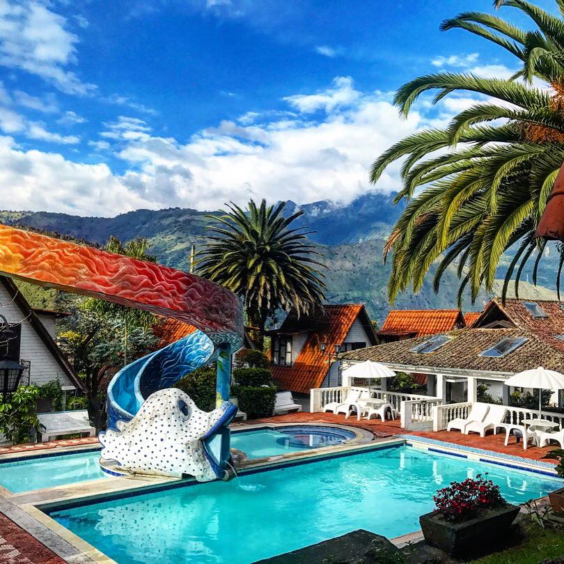 Piscina temperada de Casa Giralda en Baños de Agua Santa