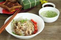 Món này rất dễ ăn lại có cả rau nên không hề bị ngán, mỗi bát miến bạn múc thêm 1 bát nước dùng, cho thêm chút rau thơm vào thì đã có ngay tô miến gà tươm tất, đủ vị chẳng kém ngoài hàng.