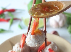 Nước mắm chấm hải sản có vị mặn ngọt, cay thơm rất đặc trưng. Đặc biệt có sự góp mặt của 2 gốc ngò giúp nước chấm mang hương vị mới lạ hơn so với các loại nước mắm chua ngọt mà bạn vẫn thường dùng. Nếu nhà bạn có dự định tổ chức tiệc hải sản thì hãy bỏ túi ngay công thức nước chấm hấp dẫn khó cưỡng lại này nhé! Đảm bảo cả nhà bạn sẽ tấm tắc ngợi khen cho xem.