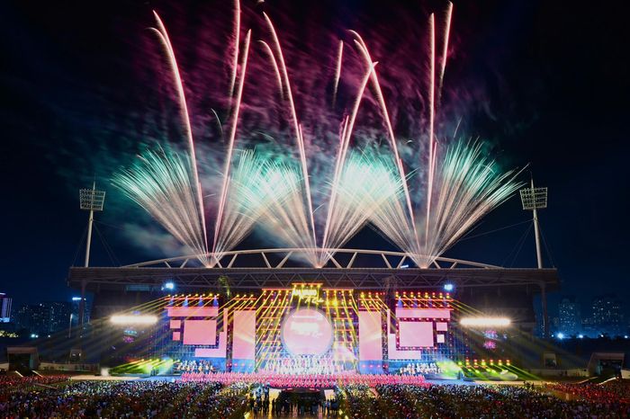 Pháo hoa rực sáng bầu trời Hà Nội trong đêm concert 'Âm vang Tổ quốc' - Báo VTC News