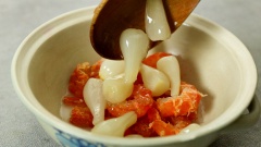 Nhìn những con tôm khô thành phẩm đỏ tươi mập mạp, tự làm ở nhà vừa sạch sẽ vừa chất lượng hơn hẳn mua bên ngoài đúng không nào? Với 2kg tôm tươi ban đầu bạn có thể làm ra 300gr tôm khô thành phẩm. Tôm khô bảo quản trong hộp hoặc lọ sạch, muốn để lâu hơn thì cho vào túi hút chân không hoặc cho vào tủ đông đều được bạn nhé! Tôm khô ăn với củ kiệu ngày tết, dùng nấu canh nấu nước lèo, vừa vệ sinh vừa chất lượng đúng không? Cách làm tôm khô đơn giản như vậy đấy, còn chần chờ gì mà chưa trổ tài làm một mẻ tôm khô tại nhà nào?