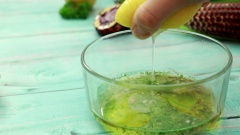 Làm nước sốt dầu giấm: Cho vào chén nhỏ 1/4 muỗng cà phê muối, 1 muỗng cà phê đường, 1/2 muỗng cà phê tiêu, 10gr tỏi băm, 5gr ngò tây băm, 2 muỗng canh giấm trắng, 1 muỗng canh dầu olive và 20ml nước cốt chanh rồi trộn đều.