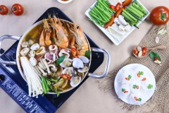 Vậy là nồi lẩu Thái thơm nồng chua cay đã sẵn sàng phục vụ các thực khách dù là khó tính nhất. Khi ăn đun nước lẩu sôi bùng, lần lượt nhúng các loại hải sản và rau nấm vào rồi thưởng thức thôi.