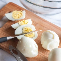 Trứng gà luộc chín, sau đó cho ngay ra tô nước đá để dễ bóc vỏ. Cắt nhỏ trứng gà rồi cho vào tô, trộn đều cùng mù tạt Dijon và muối, sốt mayonaise.