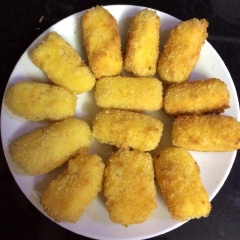 Bành sữa ăn cùng tương ớt cũng ngon lắm nha, banh có lớp vỏ giòn bên ngoài và bên trong mềm mịn, béo ngậy cực ngon. Nhanh tay lưu lại công thức bánh sữa chiên béo thơm nay ngay nha.