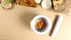 Giã hỗn hợp sốt riềng mẻ để ướp cá lóc: cho vào cối 20gr riềng, 10gr sả, 10gr hành tím, 10gr nghệ, giã nhuyễn hỗn hợp. Tiếp theo cho thêm 1 muỗng canh nước mắm, 1 muỗng canh đường, 1 muỗng canh mẻ và 1/2 muỗng canh mắm tôm rồi khuấy đều cho gia vị hòa quyện là được.